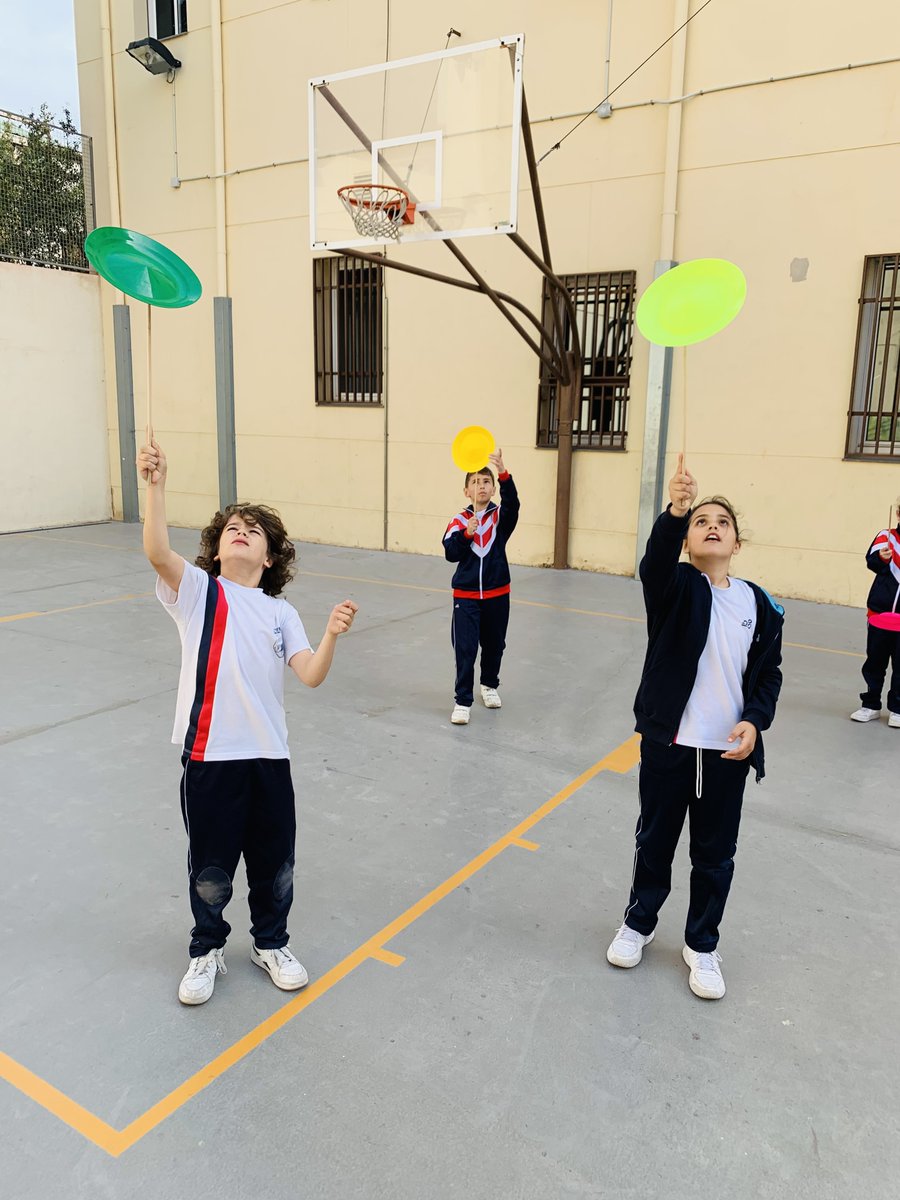 standreu's tweet photo. La colla de #4tEP hem començat el projecte "El circ" a la matèria d' #EducacióFísica i estem practicant amb les carioques, el diàbolo i els malabars amb plats i pilotes. Som uns artistes! #redescobrim #circ #projecte https://t.co/floQkWEKRA
