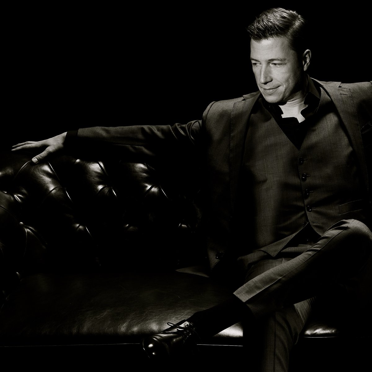 THE TUESDAY'S PICTURE...a classic shoot in the style of Hollywood's golden age😆😎 
Have yourself a great day and listen to good music 🫶❤️#blackandwhitephotography #portraitphotography #thebrute #artphotography #photography #popmusic #fashion #fashionphotography #Suits
