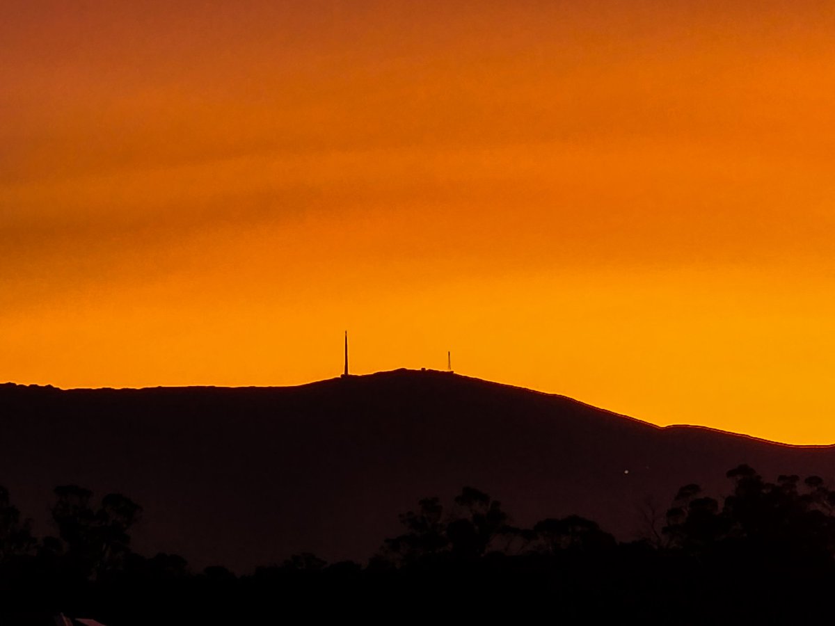 The going down of the sun over kunanyi/Mt Wellington.

#kunanyi #mtwellington #sun #sunset #Anzac #anzacday #orange #tasmania #tasmanianscenery #photo #photoart