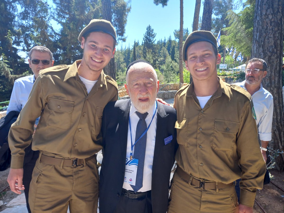 YonahRossman's tweet photo. With the Rosh Yeshiva, Rav Schachter, and our Chayalim at Har Herzl. Unreal.

Today we reflect on those who gave everything and we ask ourselves: "What will we do for the future of the Jewish People?"

מִנְשָׁרִים קַלוּ וּמֵאֲרָיוֹת גָּבֵרוּ לַעֲשׂוֹת רְצוֹן קוֹנָם וְחֵפֶץ צוּרָם https://t.co/gf6Fi1mbFM