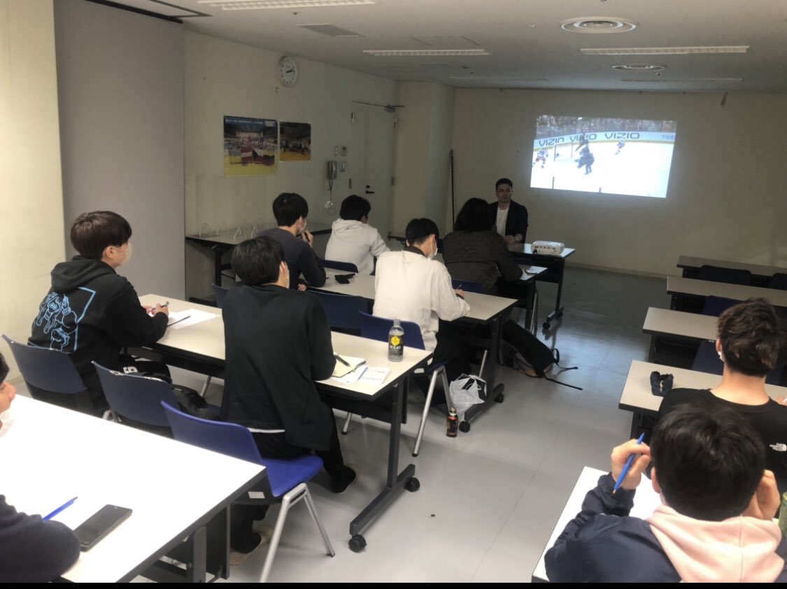 ksif_hockey's tweet photo. ☆お知らせ☆

先日、関西学連主催、大学からアイスホッケーを始めた選手対象に東北フリーブレイズのロウラー和輝選手によるアイスホッケー講習会を行いました。

次回は5月23日(浪速リンク)には合同氷上練習会を開催致します。こちらもロウラー選手が指導してくれます。 https://t.co/9rPnp7CPlK