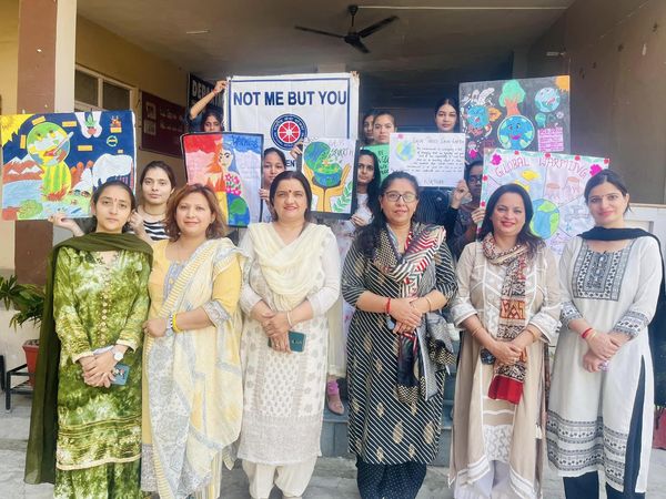 NSSRDChandigarh's tweet photo. #NSS #YuvaBharat #AmritMahotsav
Poster making, Chart making and Slogan writing competitions were organised by the NSS Unit of RRMK Arya Mahila Mahavidyalaya  Pathankot, Punjab to observe Earth Day.
@ianuragthakur @NisithPramanik @YASMinistry @NITKM2021 @pankajsinghips @_NSSIndia https://t.co/7LU5EjbC6L