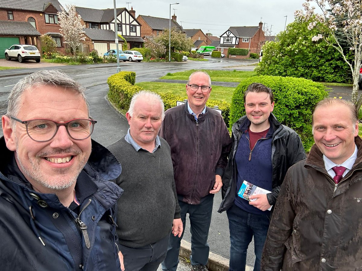 Mbayliss14's tweet photo. Good sessions canvassing in St. Peter’s and st Clements with @JohnPaulCampion and Worcester colleagues.  It might have been raining but it didn’t dampen our spirits https://t.co/mGh4cQ4aSl
