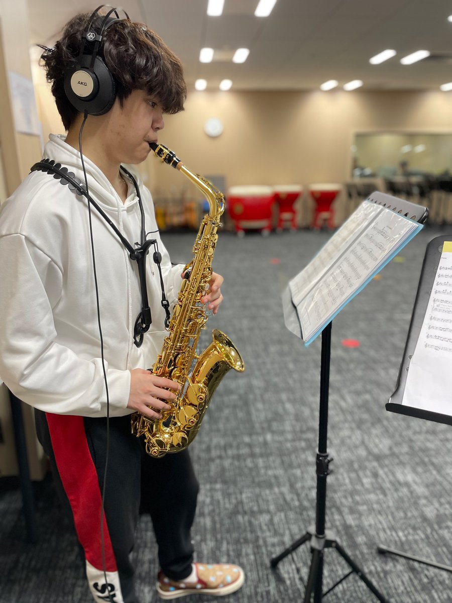 NLCS_Singapore's tweet photo. Last week we had pleasure of watching @ChrisKoelma work his magic with NLCS students on music editing and recording! There's nothing more inspiring than seeing young musical talent being nurtured. Can't wait to see what they create next! 🎶🎤 #NLCSSingapore #NLCSmusic https://t.co/I3f3VvJjl5