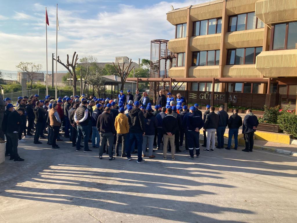 petroliskocaeli's tweet photo. Şubemizin örgütlü olduğu Gübretaş işyerimizde 1 Ocak 2023 tarihi itibariyle başlayan T.İ.S. sürecinde işveren ile bugüne kadar yapılan görüşmelerde anlaşma sağlanamaması üzerine  grev ilanını üyelerimiz ile birlikte  işyeri ilan tahtasına astık. https://t.co/0Ukyetlunx