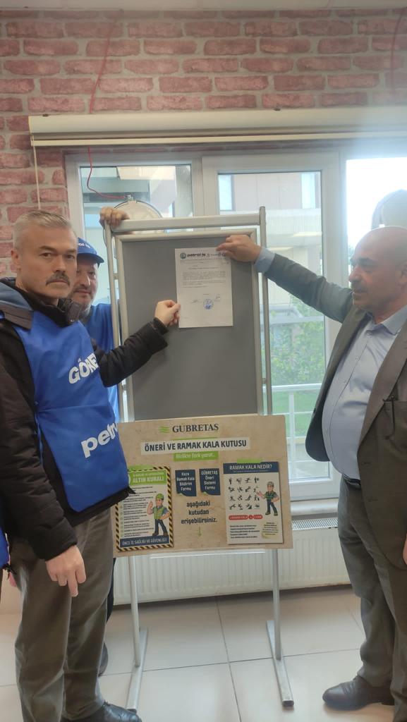 petroliskocaeli's tweet photo. Şubemizin örgütlü olduğu Gübretaş işyerimizde 1 Ocak 2023 tarihi itibariyle başlayan T.İ.S. sürecinde işveren ile bugüne kadar yapılan görüşmelerde anlaşma sağlanamaması üzerine  grev ilanını üyelerimiz ile birlikte  işyeri ilan tahtasına astık. https://t.co/0Ukyetlunx