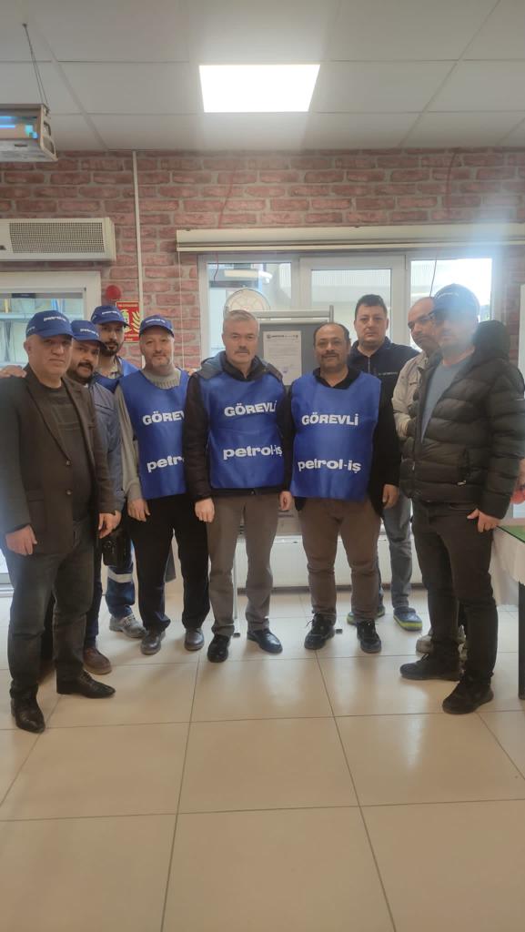 petroliskocaeli's tweet photo. Şubemizin örgütlü olduğu Gübretaş işyerimizde 1 Ocak 2023 tarihi itibariyle başlayan T.İ.S. sürecinde işveren ile bugüne kadar yapılan görüşmelerde anlaşma sağlanamaması üzerine  grev ilanını üyelerimiz ile birlikte  işyeri ilan tahtasına astık. https://t.co/0Ukyetlunx