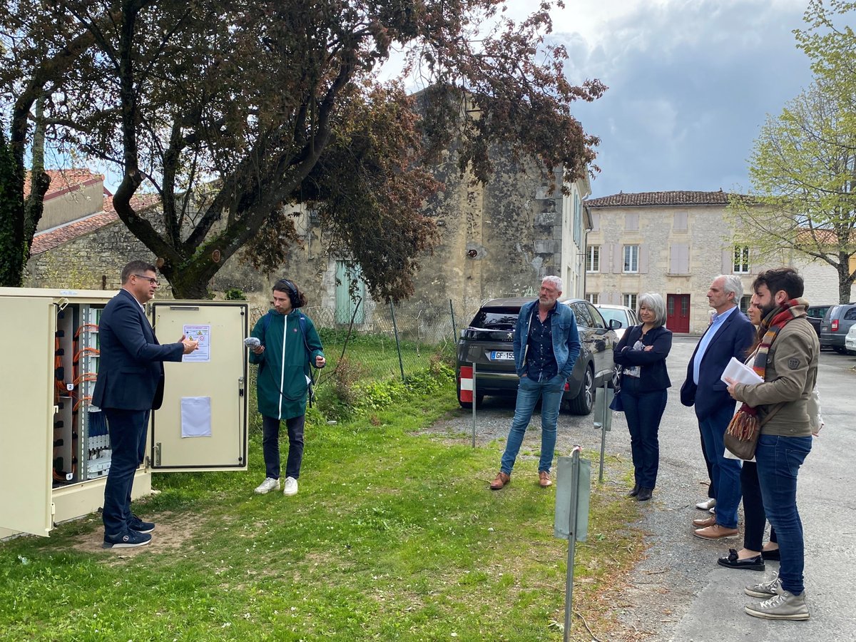 Lundi 24 avril, <a href="/ChMa_THD/">Charente-Maritime THD</a> a fêté son 100 000ème client en la mairie de Rétaud. 
N'attendez plus pour vous raccorder à l'un des 4 opérateurs nationaux <a href="/ByTelRegions/">Bouygues Telecom Territoires</a> <a href="/Free_NvAquit/">Free-Nouvelle Aquitaine</a> <a href="/SFR/">SFR</a> <a href="/orange/">Orange</a> 
<a href="/OrangeConcess/">Orange Concessions</a> <a href="/departement17/">Département de la Charente-Maritime</a>