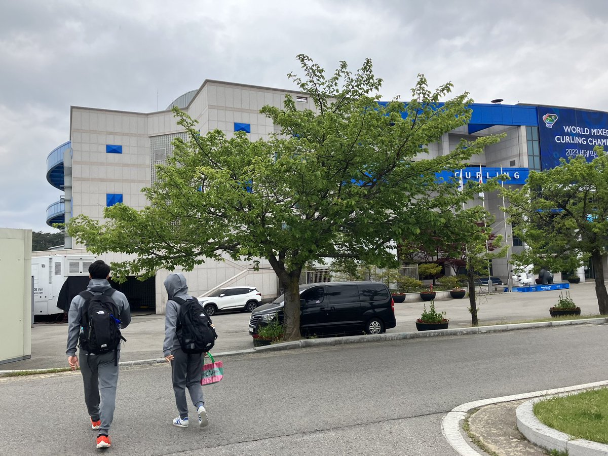 japan_curling's tweet image. 【世界MDカーリング選手権大会2023】
いよいよ18:00からノルウェー戦🥌💨💨
江陵カーリングセンター周辺は小雨がぱらついています。選手たちも足早に会場入りしました。
#WMDCC2023 #TEAMJAPAN #curling