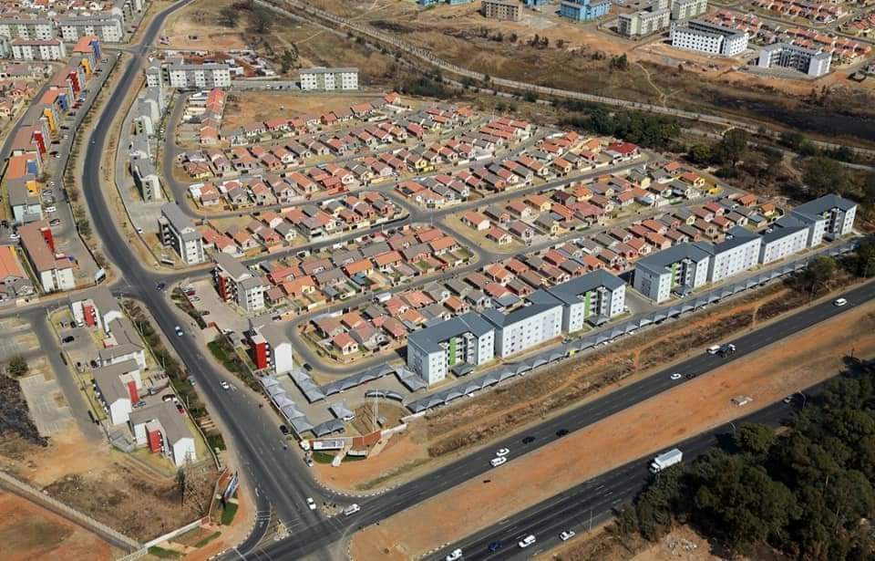The_DHS's tweet photo. #DHSProject: Fleurhof is situated south west of Johannesburg. It is one of the largest integrated housing developments in Gauteng. With 3 236 RDP houses, 4 429 social or rental housing units and 2 122 bonded homes. Fleurhof consists of a total of 10 411 homes.
#FreedomMonth https://t.co/P9Y84WUt73