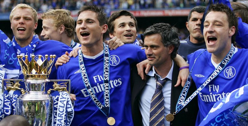 Footballtweet's tweet photo. Which is the greatest Premier League side of all time? 

🔴 Man Utd's 1999 treble winners
🔴 Arsenal's 2004 invincibles
🔵 José Mourinho's 2005 Chelsea
🔵 Man City's 2018 100 points https://t.co/HZGhad4HyV