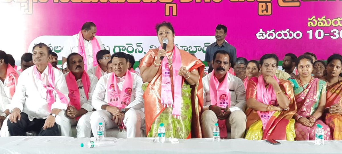 నిజామాబాద్ అర్బన్ నియోజకవర్గ ప్లినరి సమావేశంలో తెలంగాణ తల్లి చిత్రపటానికి పులుమల సమర్పించి అమరుల త్యాగాలను స్మరిస్తూ రెండు నిముషాలు మౌనం పాటించి కార్యకర్తలను ఉద్దేశించి రాష్ట్ర ప్రభుత్వం అందిస్తున్న సంక్షేమ, అభివృద్ధి కార్యక్రమాలను వివరించిన నగర ఎమ్మెల్యే మరియు మేయర్.
<a href="/KTRBRS/">KTR</a>