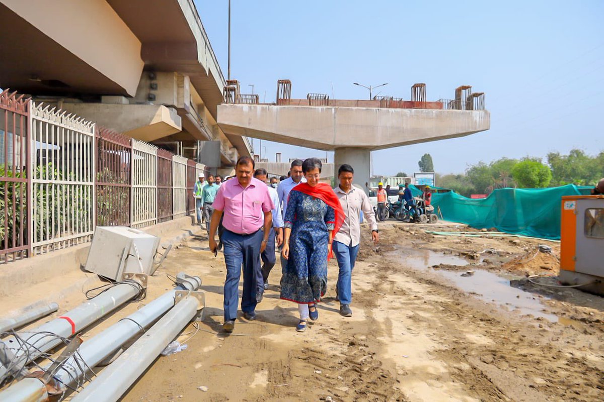 AtishiAAP's tweet photo. दिल्ली के सबसे व्यस्त इलाकों से एक- सराय काले खां टी-जंक्शन पर @ArvindKejriwal सरकार द्वारा बनाए जा रहे फ्लाइओवर का निरीक्षण किया।

PWD की मेहनत से यह फ़्लाइओवर समय से 1 महीने पहले पूरा हो जाएगा। अधिकारियो को निर्देश दिए कि काम तेज़ी से पूरा कर, जुलाई से फ़्लाइओवर चालू किया जाए। https://t.co/R98nMa2OwT