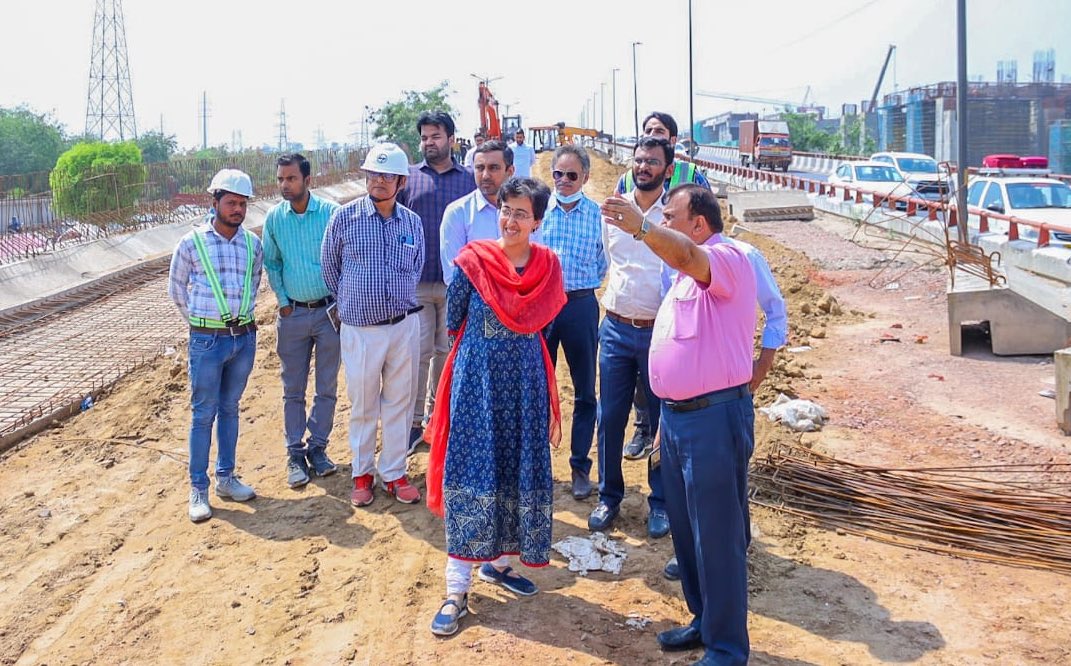 AtishiAAP's tweet photo. दिल्ली के सबसे व्यस्त इलाकों से एक- सराय काले खां टी-जंक्शन पर @ArvindKejriwal सरकार द्वारा बनाए जा रहे फ्लाइओवर का निरीक्षण किया।

PWD की मेहनत से यह फ़्लाइओवर समय से 1 महीने पहले पूरा हो जाएगा। अधिकारियो को निर्देश दिए कि काम तेज़ी से पूरा कर, जुलाई से फ़्लाइओवर चालू किया जाए। https://t.co/R98nMa2OwT