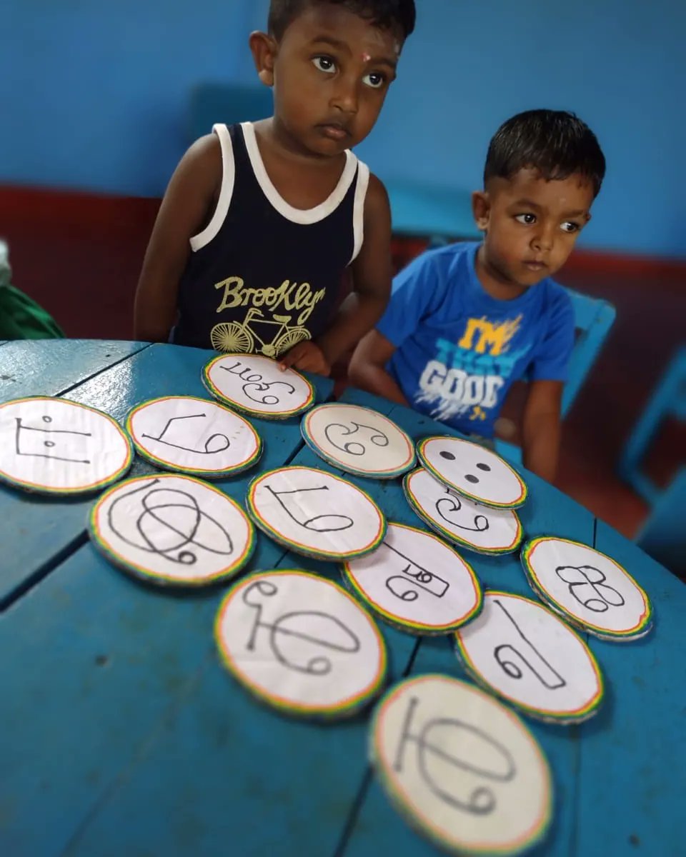 kalaivaani_pre's tweet photo. How does creative play promote language development?

Creative play is a great way to build your child's communication skills in a fun and supportive environment. When children are engaged with their chosen material you'll notice they talk to themselves about what's happening. https://t.co/uthsjeTeJF