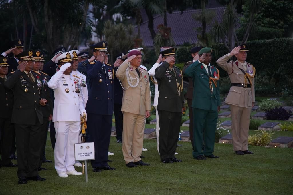 DubesAustralia's tweet photo. This morning, I joined 🇳🇿 Ambassador Kevin Burnett in an #AnzacDay dawn service in Jakarta. 

Today, we remember &amp; honour all those in our armed forces who have served &amp; those who continue to serve. Their loyalty, selflessness &amp; courage will never be forgotten. #LestWeForget https://t.co/uEraiZeosI