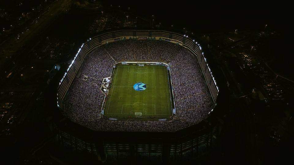 ErrorArbitralTR's tweet photo. Universitario es el ÚNICO club peruano capaz de llevar alrededor de 100 000 (!!!) hinchas a su estadio en menos de una semana. El único.

Esto es así. Duela a quien le duela. https://t.co/JNAGzTRmLi