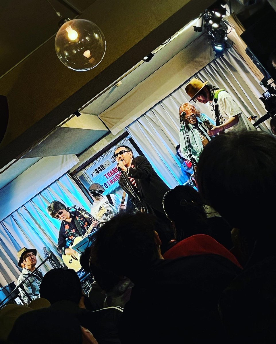 kimmywanlove's tweet photo. 昨夜はYAMAZEN & The 幌馬車
下北沢440へ🐎
山善さん観るのは昔々福岡の
音楽ミニコミ誌?の東京支部担当
だった頃以来???
パワフル♪そして何よりも楽しい♡
サイコーでした⁽(◍˃̵͈̑ᴗ˂̵͈̑)
#YAMAZEN &The幌馬車
#yamazen
#山部善次郎
#山善
#下北沢440
#beatmaks
#bluejug https://t.co/p3kivFcGEh