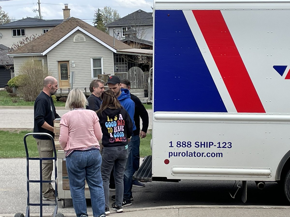 MadameChaplin's tweet photo. Another shipment of batteries @Call2Recycle went out on the PD day from @StGeorgeGerman1 for our #batteryblitz with @EarthRangers! Our last shipment will go out Thursday April 27th for the contest. Thank you, St. George for helping recycle and for keeping these out of landfill! https://t.co/KbaJUJ32WE