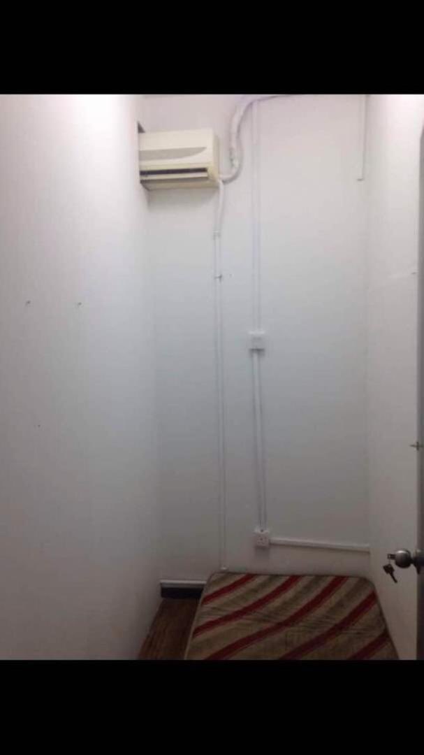 farfromthesunn's tweet photo. There’s no way I would rent this kind of room again. The aircond room I cannot 😭 

landlords, please. https://t.co/kQo60kOKyQ