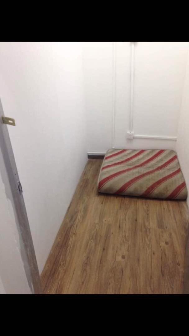 farfromthesunn's tweet photo. There’s no way I would rent this kind of room again. The aircond room I cannot 😭 

landlords, please. https://t.co/kQo60kOKyQ