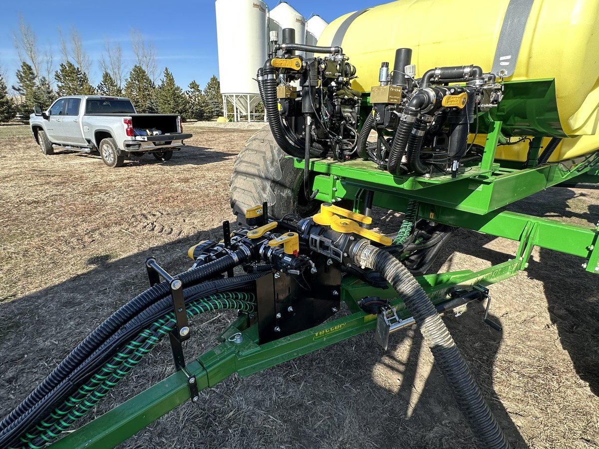 travismesser81's tweet photo. Time for a little @PrecisionPlant #catchtest to  calibrate the new EMHD systems on this @PlainsGrain #PrecisionMaXX 36R20.  Really liking the Dry Mate couplers our shop crew installed on this new @YetterFarmEquip cart as well!  #nodrip @Harvest_Int_Mfg https://t.co/h47gCpGuuj