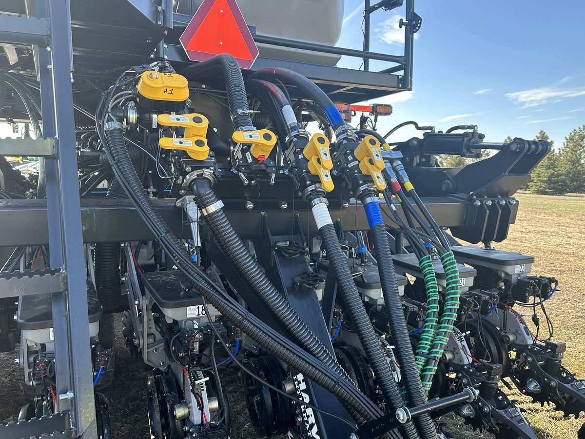 travismesser81's tweet photo. Time for a little @PrecisionPlant #catchtest to  calibrate the new EMHD systems on this @PlainsGrain #PrecisionMaXX 36R20.  Really liking the Dry Mate couplers our shop crew installed on this new @YetterFarmEquip cart as well!  #nodrip @Harvest_Int_Mfg https://t.co/h47gCpGuuj