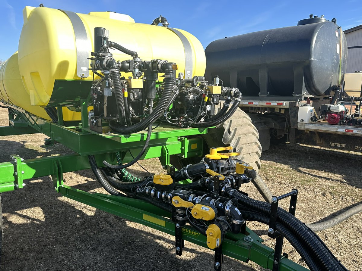 travismesser81's tweet photo. Time for a little @PrecisionPlant #catchtest to  calibrate the new EMHD systems on this @PlainsGrain #PrecisionMaXX 36R20.  Really liking the Dry Mate couplers our shop crew installed on this new @YetterFarmEquip cart as well!  #nodrip @Harvest_Int_Mfg https://t.co/h47gCpGuuj