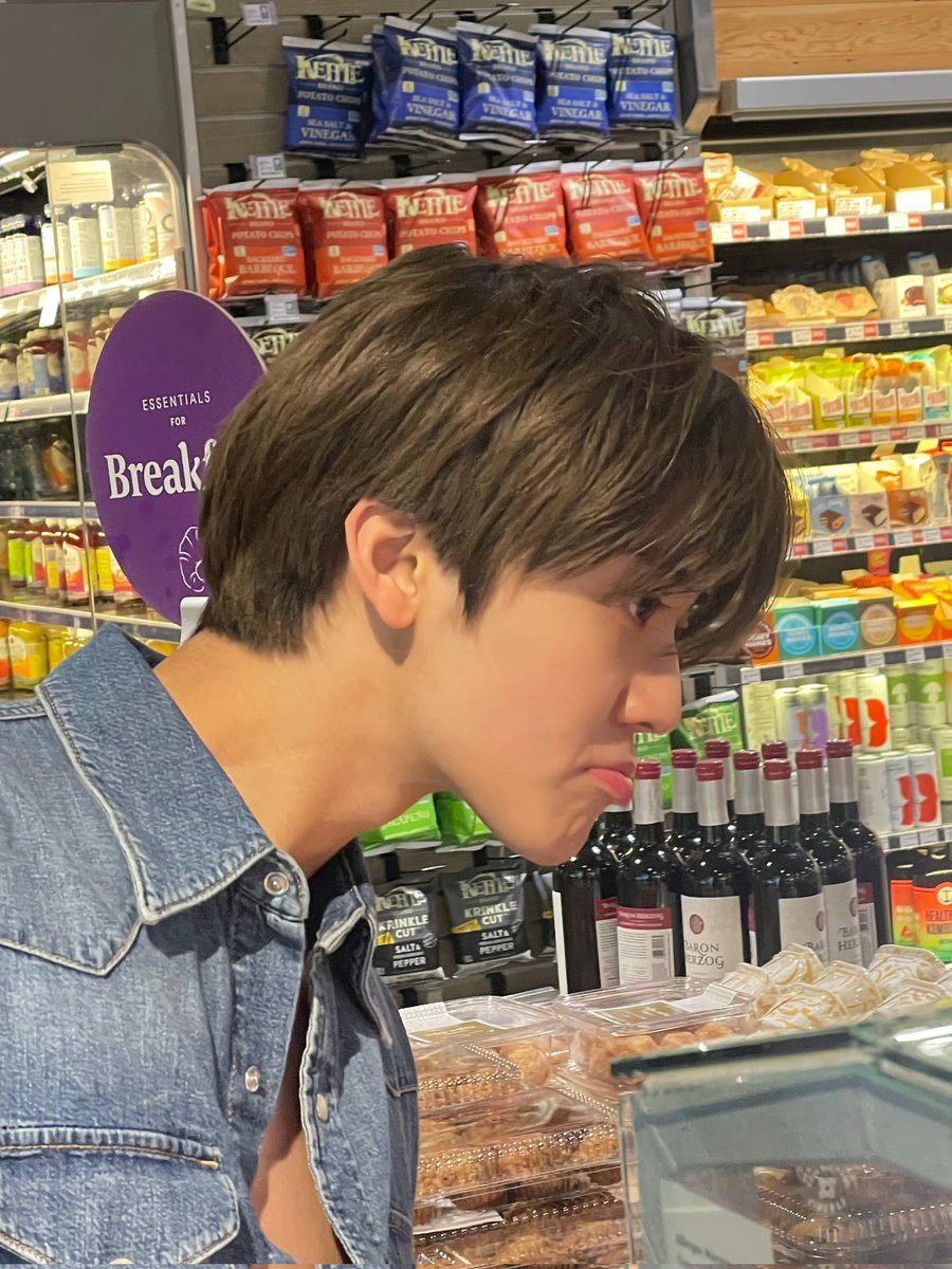 IM SO DOWWWNNNNN BADDDDDD FOR HIM LIKE LOOK AT HIM MY GOD THE MOST ATTRACTIVE MAN ALIVE