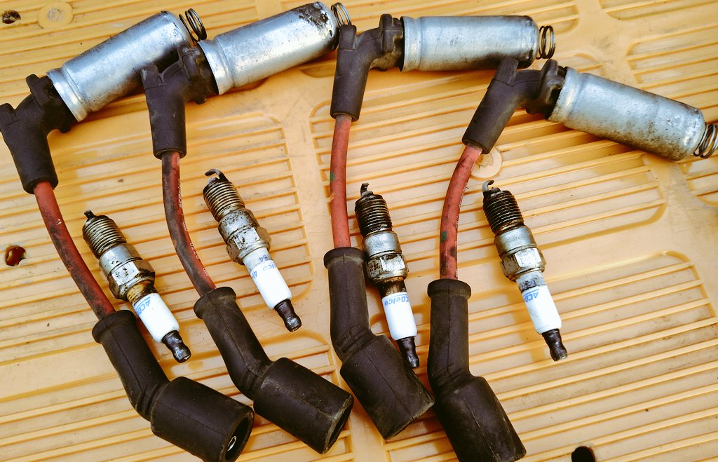 chevy22taka's tweet photo. さて、エンジン不調続いております。
エアクリ���エアフロ、スロットル清掃、プラグ、プラグコード交換してもストール🤣地獄の8番も交換したのに…。診断機かけても異常出ず。試験用のオルタで様子見るも再発😥ECU交換を検討中😱合わせて配線の見直しと、リリーフバルブ交換も手配。後々オルタも交換🤔 https://t.co/McttH0EbFz