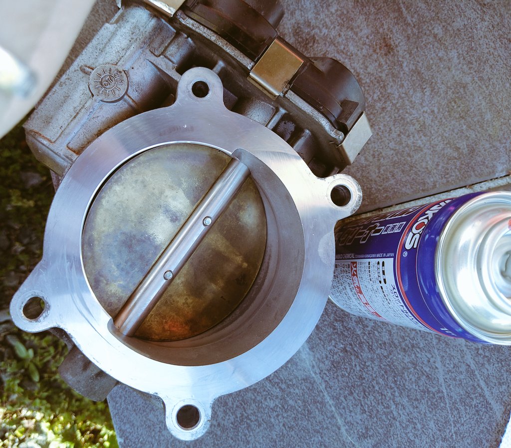 chevy22taka's tweet photo. さて、エンジン不調続いております。
エアクリ���エアフロ、スロットル清掃、プラグ、プラグコード交換してもストール🤣地獄の8番も交換したのに…。診断機かけても異常出ず。試験用のオルタで様子見るも再発😥ECU交換を検討中😱合わせて配線の見直しと、リリーフバルブ交換も手配。後々オルタも交換🤔 https://t.co/McttH0EbFz