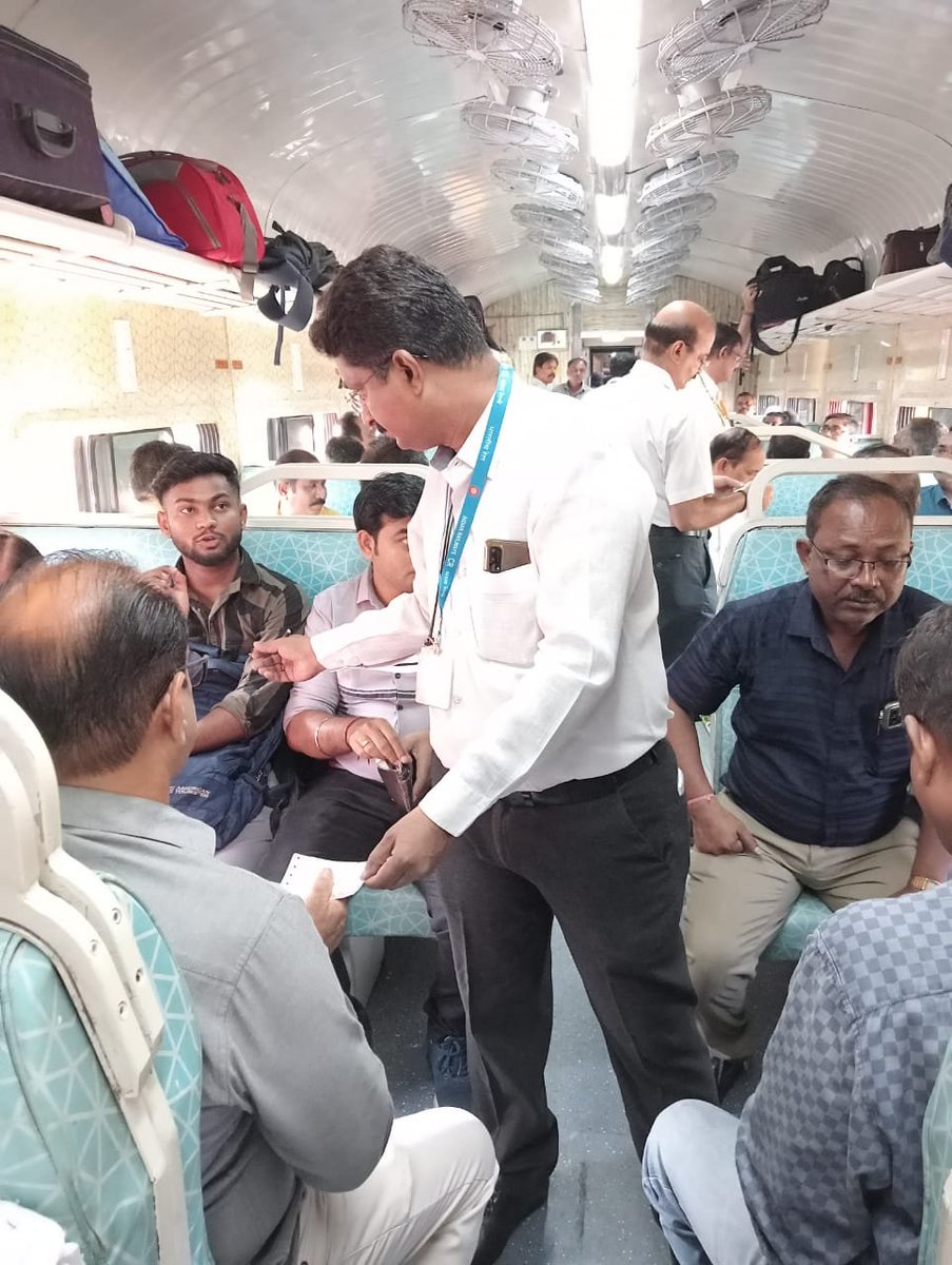 srdcmmumbaicr's tweet photo. Special Check conducted in train no 11007 Deccan exp on 25/4/2023 ex KYN to LNL against Ticketless/Irregular travel during Morning Peak hours.  "𝐖𝐞 𝐚𝐩𝐩𝐞𝐚𝐥 𝐭𝐨 𝐚𝐥𝐥 𝐩𝐚𝐬𝐬𝐞𝐧𝐠𝐞𝐫𝐬 𝐭𝐨 𝐭𝐫𝐚𝐯𝐞𝐥 𝐨𝐧 𝐚 𝐯𝐚𝐥𝐢𝐝 𝐭𝐢𝐜𝐤𝐞𝐭".
@Central_Railway
@drmmumbaicr https://t.co/Z7Kdy2YvH0