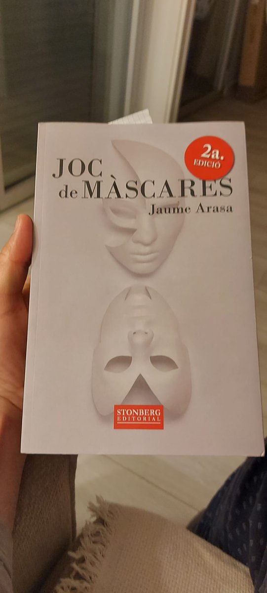 L'amic <a href="/Jaume_ArAg/">Jaume Arasa i Aguirre</a>  ens brinda aquest joc de màscares. El llibre està molt ben escrit, les descripcions estan molt ben fetes i s'agraeix el parlar ebrenc. El ritme va augmentant conforme avancem en la història i les peces del trencaclosques van encaixant. Enhorabona Jaume!