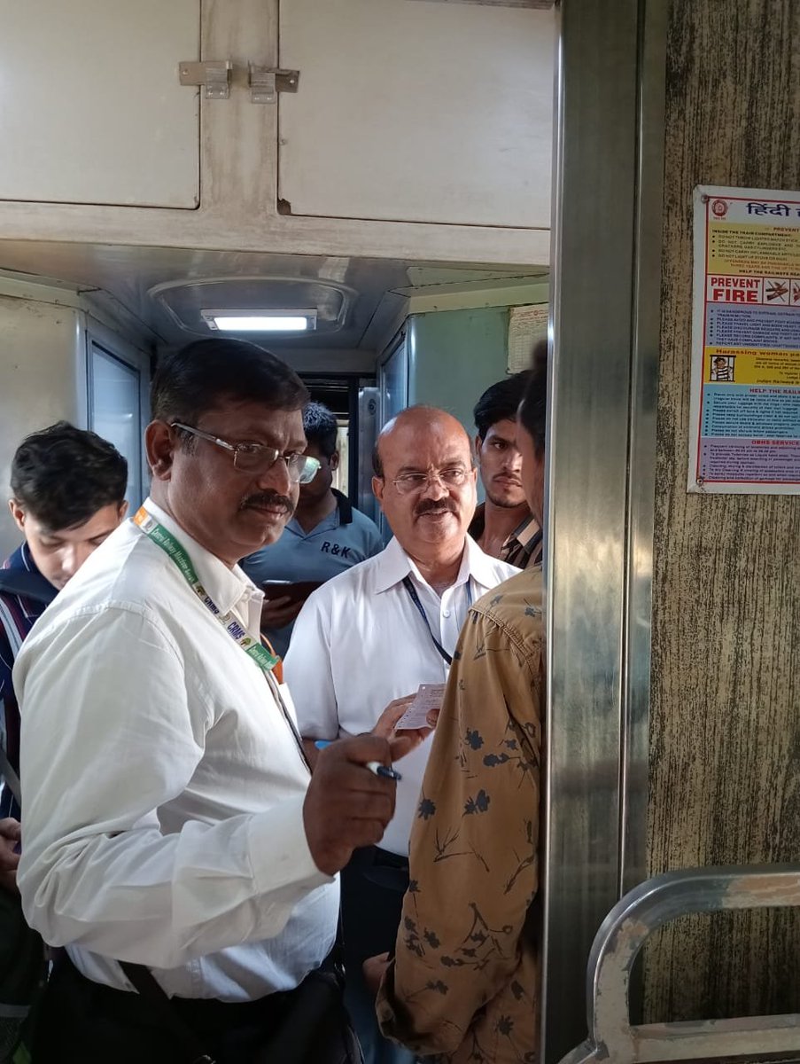 srdcmmumbaicr's tweet photo. Special Check conducted in train no 11007 Deccan exp on 25/4/2023 ex KYN to LNL against Ticketless/Irregular travel during Morning Peak hours.  "𝐖𝐞 𝐚𝐩𝐩𝐞𝐚𝐥 𝐭𝐨 𝐚𝐥𝐥 𝐩𝐚𝐬𝐬𝐞𝐧𝐠𝐞𝐫𝐬 𝐭𝐨 𝐭𝐫𝐚𝐯𝐞𝐥 𝐨𝐧 𝐚 𝐯𝐚𝐥𝐢𝐝 𝐭𝐢𝐜𝐤𝐞𝐭".
@Central_Railway
@drmmumbaicr https://t.co/Z7Kdy2YvH0