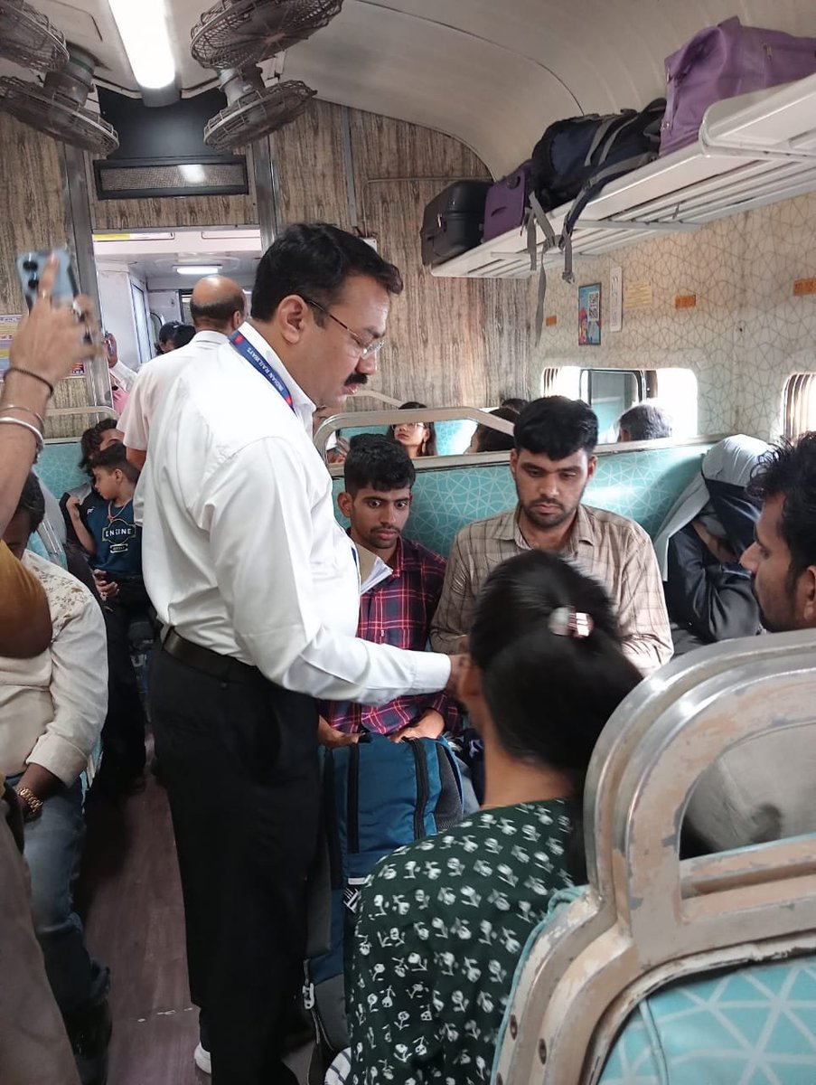 srdcmmumbaicr's tweet photo. Special Check conducted in train no 11007 Deccan exp on 25/4/2023 ex KYN to LNL against Ticketless/Irregular travel during Morning Peak hours.  "𝐖𝐞 𝐚𝐩𝐩𝐞𝐚𝐥 𝐭𝐨 𝐚𝐥𝐥 𝐩𝐚𝐬𝐬𝐞𝐧𝐠𝐞𝐫𝐬 𝐭𝐨 𝐭𝐫𝐚𝐯𝐞𝐥 𝐨𝐧 𝐚 𝐯𝐚𝐥𝐢𝐝 𝐭𝐢𝐜𝐤𝐞𝐭".
@Central_Railway
@drmmumbaicr https://t.co/Z7Kdy2YvH0
