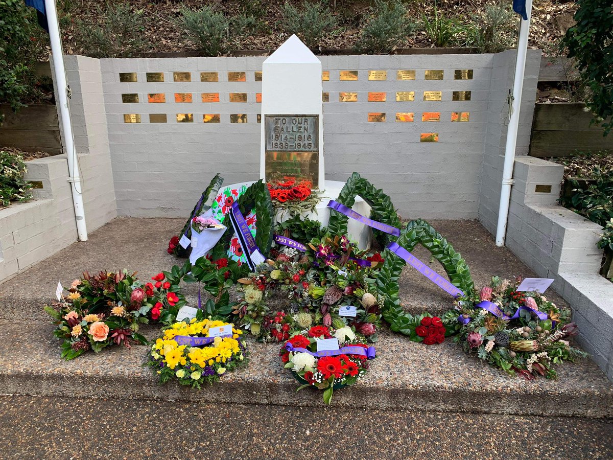 PrettyBeachPS's tweet photo. Students from PBPS attended the ANZAC Day service at Hardys Bay this morning to remember the fallen. #WeWillRememberThem #LestWeForget https://t.co/VQyyHU5PKi