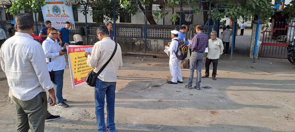 mptkeu's tweet photo. Demand Day for All Major port joint committee. 
Demands are
Settle PLR 2020-21 onwards 
Immediate start Wage negotiations 
Settle previous grievances arises from  past agreements 
Appoint Labour representative in all ports 
Yellow Gate, Mumbai Port Trust - MBPT https://t.co/YRnZvoHtlM