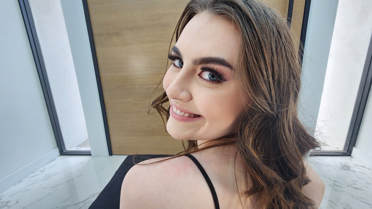 ImpureDesire on Twitter: "Selena Bentz And The Photographer!! Scene