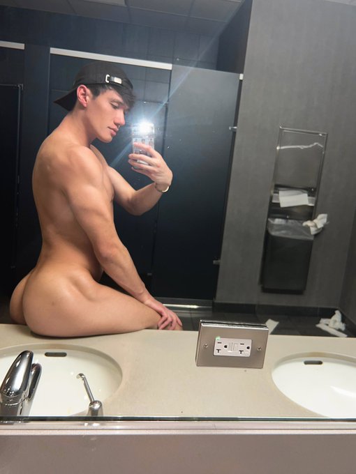 Me: &ldquo;I&rsquo;m just gonna run to the bathroom real quick I&rsquo;ll be back in a minute&rdquo;   Me 20 min later:  https://t