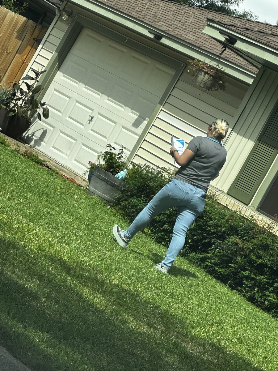 MobilyDH_ATT's tweet photo. A team that works together makes money together. Our ladies here at AT&amp;T Deer Park conquering grounds. One spreading the word for fiber and the other First Net. #attfiber #firstnet @CanasofSTX @OcampoSTX https://t.co/61tQdjMb7r