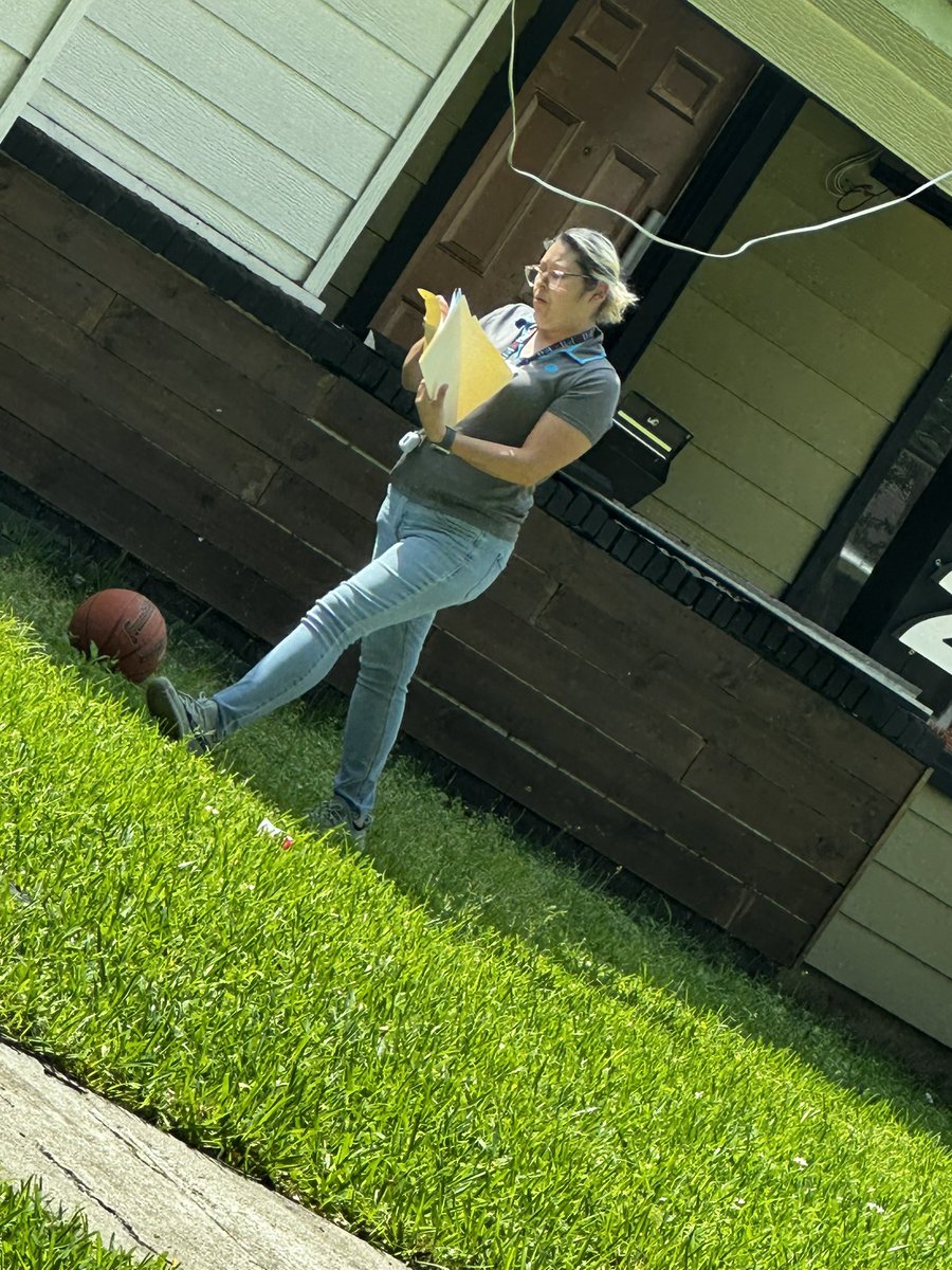 MobilyDH_ATT's tweet photo. A team that works together makes money together. Our ladies here at AT&amp;T Deer Park conquering grounds. One spreading the word for fiber and the other First Net. #attfiber #firstnet @CanasofSTX @OcampoSTX https://t.co/61tQdjMb7r