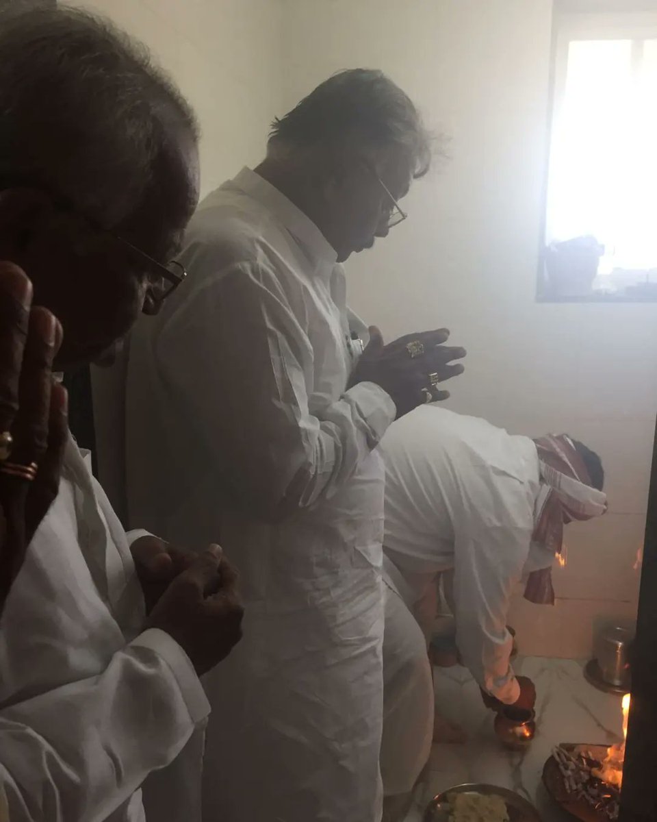 SubhashRG_BJP's tweet photo. #ಬಂಜಾರಾ_ಗುರುಗಳ_ಆಶೀರ್ವಾದ

ಇಂದು ಮಹಾರಾಷ್ಟ್ರದ ಐತಿಹಾಸಿಕ ಸ್ಥಳ ಹಾಗೂ ಬಂಜಾರಾ ಕಾಶಿ ಎಂದು ಕರೆಯಲ್ಪಡುವ ಪೋಹರಾದೇವಿ (ಪೌರಾದೇವಿ) ಶಕ್ತಿ ಪೀಠದ ಪೀಠಾಧಿಪತಿಗಳಾದ ಶ್ರೀ ಸಂತೋಷ್ ಮಹಾರಾಜರು ನಮ್ಮ ಸ್ವಗೃಹಕ್ಕೆ ಆಗಮಿಸಿ ಆಶೀರ್ವದಿಸಿದರು.

#Aland
#PoharaDevi
#Banjara https://t.co/rVxRA07mvX
