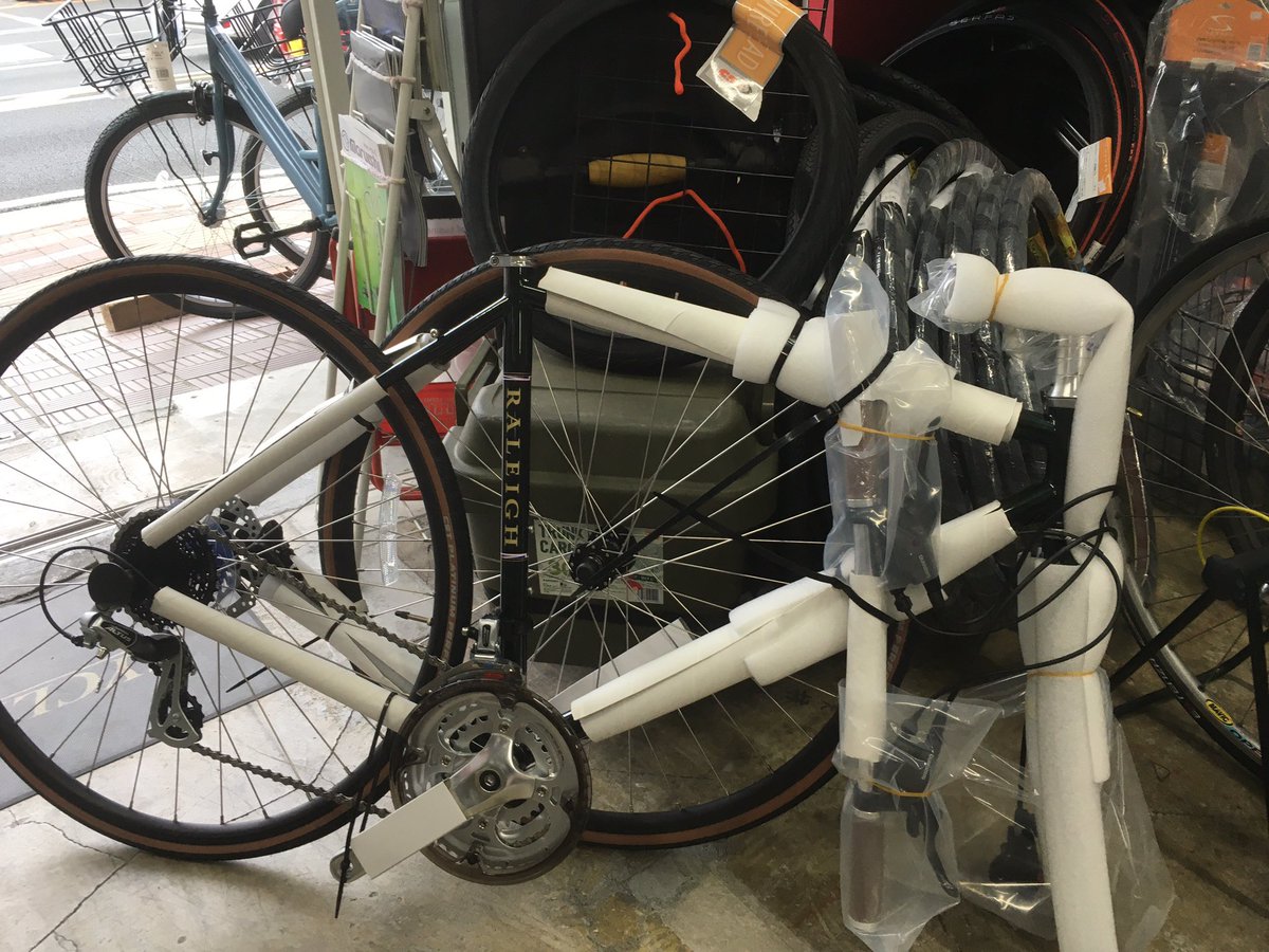 CycleshopD's tweet photo. スポーツ車の梱包はこんな感じで店に送られてきます
自分で梱包するから箱欲しいと来た方用の参考用画像です
いつも用意できるわけじゃないですがタイミングが合えば養生材まで一式差し上げてます。ウチもゴミ減って助かるので https://t.co/A8qwmGOdY5