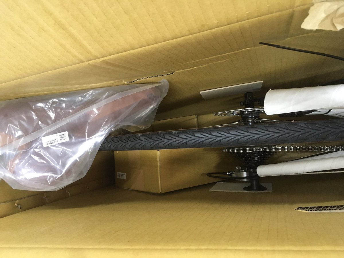 CycleshopD's tweet photo. スポーツ車の梱包はこんな感じで店に送られてきます
自分で梱包するから箱欲しいと来た方用の参考用画像です
いつも用意できるわけじゃないですがタイミングが合えば養生材まで一式差し上げてます。ウチもゴミ減って助かるので https://t.co/A8qwmGOdY5