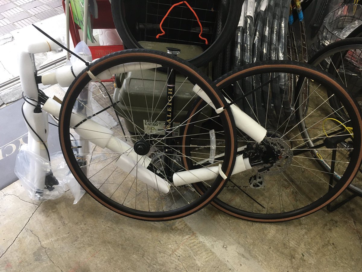 CycleshopD's tweet photo. スポーツ車の梱包はこんな感じで店に送られてきます
自分で梱包するから箱欲しいと来た方用の参考用画像です
いつも用意できるわけじゃないですがタイミングが合えば養生材まで一式差し上げてます。ウチもゴミ減って助かるので https://t.co/A8qwmGOdY5