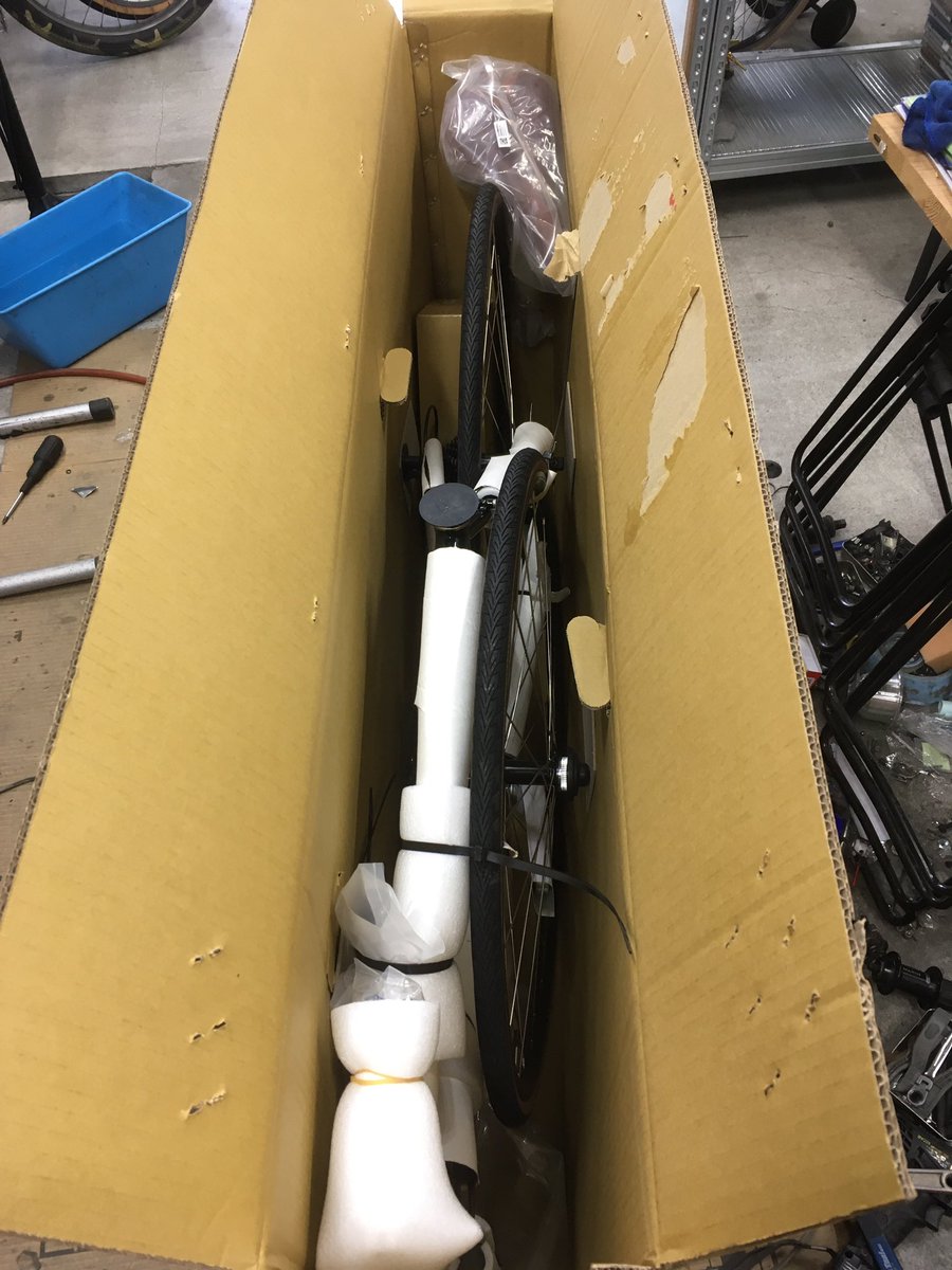 CycleshopD's tweet photo. スポーツ車の梱包はこんな感じで店に送られてきます
自分で梱包するから箱欲しいと来た方用の参考用画像です
いつも用意できるわけじゃないですがタイミングが合えば養生材まで一式差し上げてます。ウチもゴミ減って助かるので https://t.co/A8qwmGOdY5