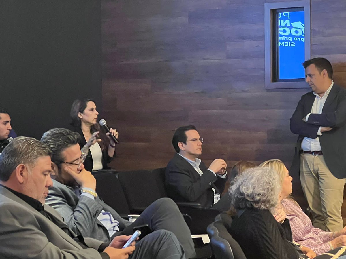 AnadeBaja's tweet photo. ⚖️ Magnífica charla de nuestros expositores Noelia Romero y Eduardo Navarro de Becompliance España. 
#anadebc https://t.co/1hgSOuWotI