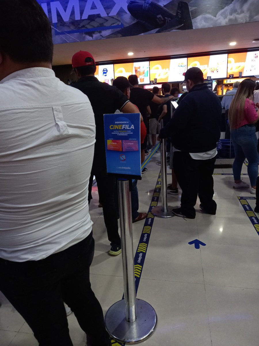 marmolpl69's tweet photo. @Cinepolis de que sirve que me des "fila exclusiva " si solo atiende una sola persona, avanza más rápido la fila general 🤬 https://t.co/x8rXQYuPVs