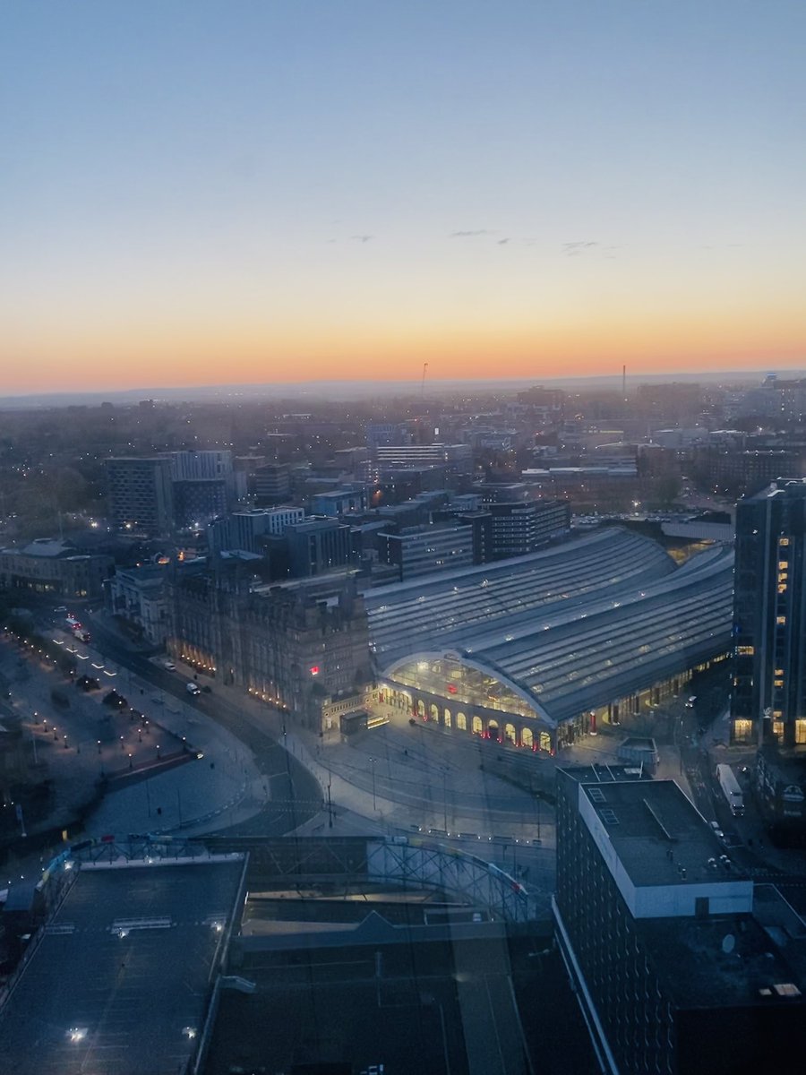 rossie7dj's tweet photo. Daybreak over Lime St Breakfast @greatesthitsuk from 6 , #TTTK from a year a very famous festival took once , check out my Instagram for more clues @rossie7dj 🎙📻🎵 https://t.co/iypn9AMgM5