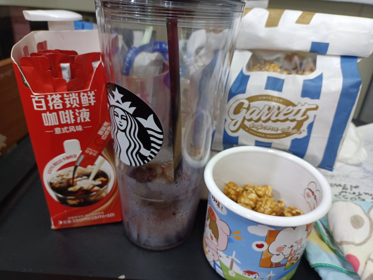 Yizhanfc1's tweet image. พักกิน 🥤กับ 🍿หวานเว่อร์แป๊บนะ
#braketime
#CoffeeTime  #xiaozhanxtasogarecoffee